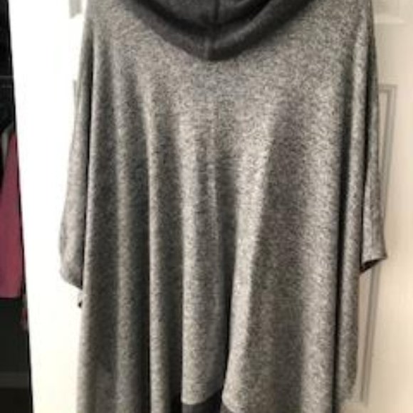 White House Black Market L Light/Dark Grays Pullover Top Poncho Sweater NICE - Picture 3 of 5